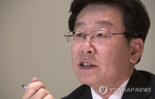 대답하는 이재명 시장      (서울=연합뉴스) 윤동진 기자 = 이재명 성남시장이 28일 오후 서울 중구 한 음식점에서 연합뉴스와 인터뷰하고 있다. 2016.12.29      mon@yna.co.kr