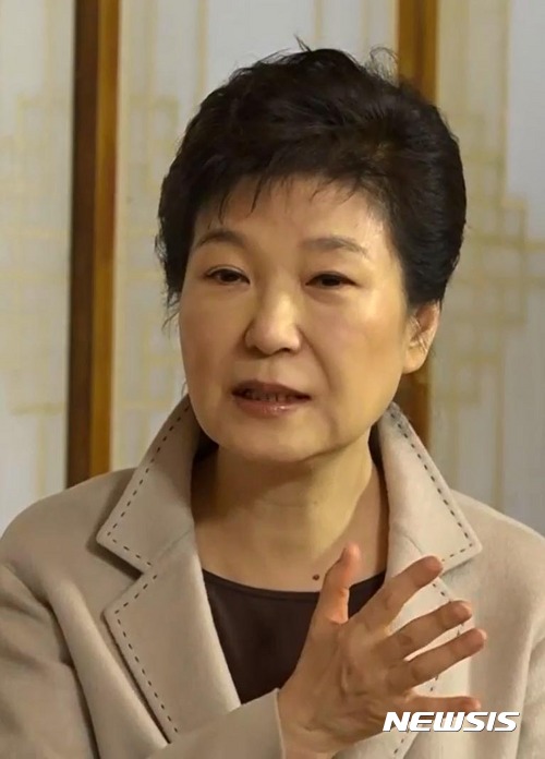 【서울=뉴시스】박근혜 대통령이 25일 청와대 상춘재에서 '정규재tv' 운영자인 정규재 한국경제신문 주필과 단독 인터뷰를 하고 있다.(사진=정규재tv 화면캡처)  photo@newsis.com