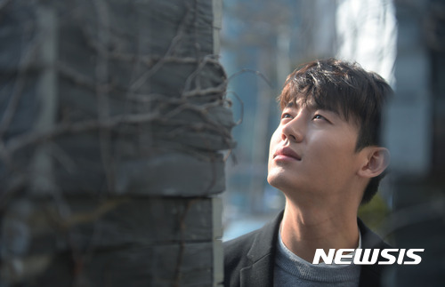 李知勋申原昊采访电视剧蓝色大海的传说新闻采访图