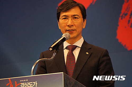 【김해=뉴시스】김상우 기자 = 안희정 지사는 19일 오후 3시 경남 김해체육관에서 '들어보자, 하나되는 대한민국' 토크콘서트를 개최했다. 안 지사는 대통령 임기말 배신당했다는 말을 듣지 않는 대통령이 되겠다고 말했다. 2017.02.19  woo@newsis.com