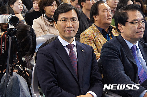 【김해=뉴시스】김상우 기자 = 안희정 지사는 19일 오후 3시 경남 김해체육관에서 '들어보자, 하나되는 대한민국' 토크콘서트를 개최했다. 안 지사는 대통령 임기말 배신당했다는 말을 듣지 않는 대통령이 되겠다고 말했다. 2017.02.19  woo@newsis.com
