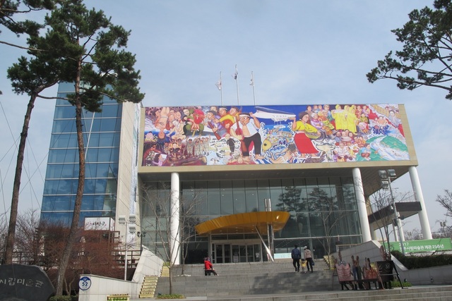2014년 박근혜 전 대통령을 허수아비로 풍자했다가 전시가 불허됐던 홍성담의  걸개그림 <세월오월>이 확대 실사돼 지난 28일부터 광주시립미술관 외벽에 설치됐다.