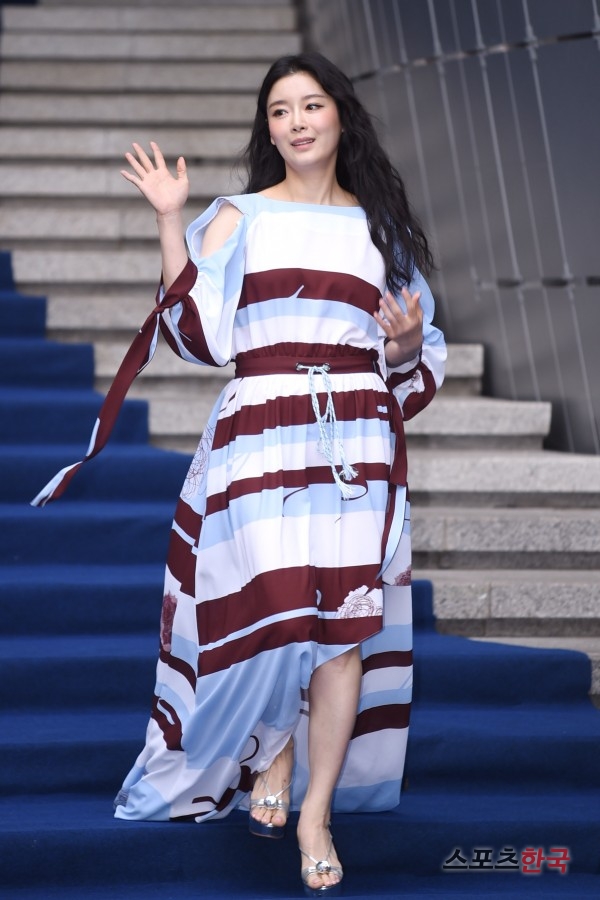 지안 '인사하며 등장'