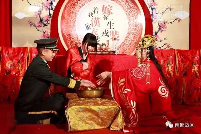 중국의 이색결혼식 '한푸와 군복'의 조합 중국의 이색결혼식 '한푸와 군복'의 조합