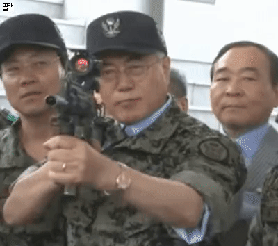 조준 전 하늘을 한번 쳐다보는 문재인 대선후보. [온라인 커뮤니티]