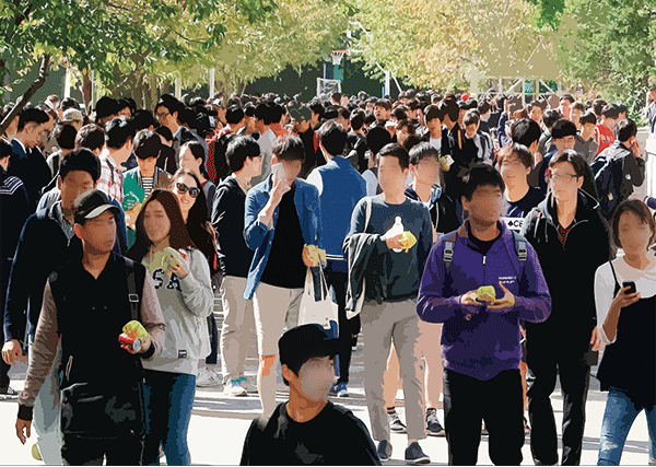 4월 9일 서울 송파구 잠실고에서 대기업 인  ·  적성검사를 치르고 나오는 채용 응시생들. [동아 DB]