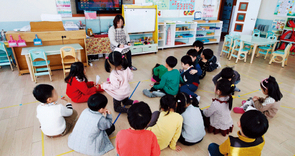 아이를 키우는 엄마들은 한목소리로 “아이 우선 정책을 펼쳐야 한다”고 말했다.사진은 기사 내용과 관계없음.[동아일보 김재명]