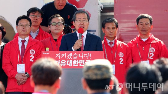 홍준표 자유한국당 대선후보가 5일 오전 강원 강릉 주문진 수산시장에서 시민들에게 지지를 호소하고 있다.2017.5.5/뉴스1  <저작권자 © 뉴스1코리아, 무단전재 및 재배포 금지>