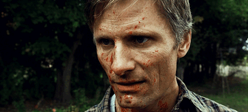 물론 수트빨은 비고 모텐슨의 극히 일부분일뿐입니다(엄근진). ‘폭력의 역사’에서 그의 연기력은...쩔어줍니다.