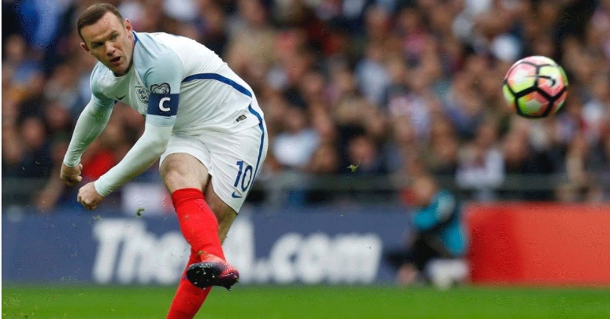 2016년 10월 잉글랜드 축구대표팀 주장으로 뛰었던 웨인 루니가 런던 웸블리 경기장에서 열린 2018 러시아월드컵 유럽예선 F조 몰타와의 경기에서 프리킥을 하고 있다. [런던=AFP, 연합뉴스]