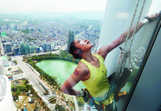 '암벽여제' 김자인, 롯데월드타워 맨손 등반 성공.. "도전하는 모습이 국민에게 힘이 됐으면"