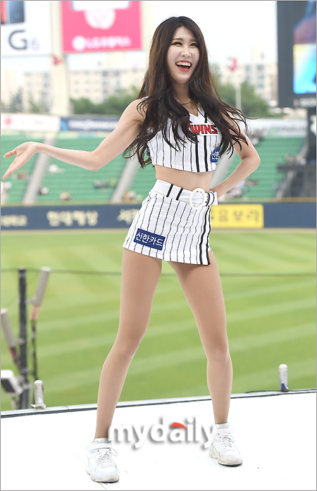 MD포토] 치어리더 이연경 '완벽한 몸매, 예쁜 미소'