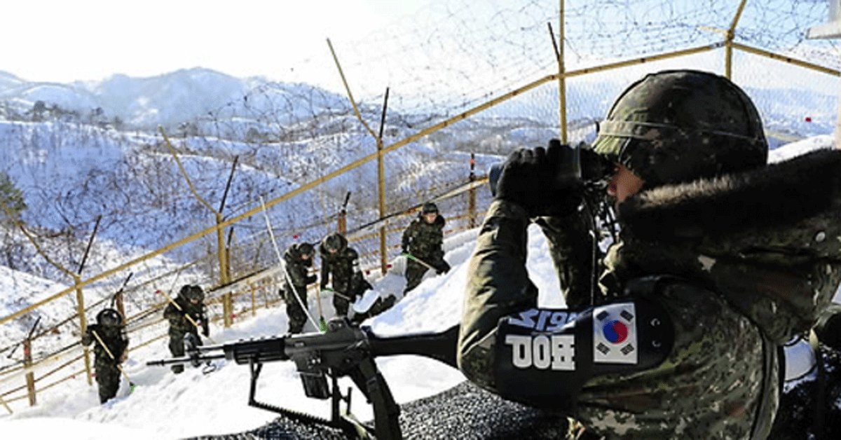 지난 2011년 영동지방에 내린 폭설로 130㎝에 가까운 눈이 쌓인 지역에서 육군 22사단 장병들이 제설과 경계작전을 펼치고 있다. [연합뉴스]