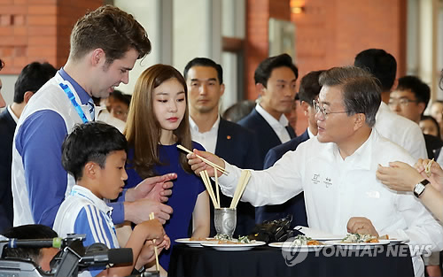 (평창=연합뉴스) 배재만 기자 = 문재인 대통령이 24일 오후 평창 알펜시아 리조트에서 열린 'G-200, 2018, 평창을 준비하는 사람들' 평창 동계올림픽·패럴림픽 성공 다짐대회를 마치고 참석자들과 강원도 대표음식을 맛보고 있다.     scoop@yna.co.kr