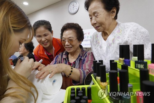 미소짓는네일 이미지