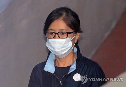 (서울=연합뉴스) 이정훈 기자 = 최순실 씨가 14일 오후 서울 서초구 서울중앙지법에서 열린 재판에 출석하고 있다  2017.9.14      uwg806@yna.co.kr