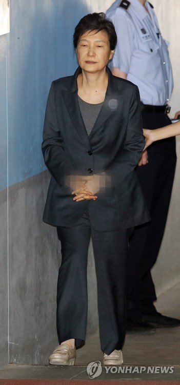 (서울=연합뉴스) 이지은 기자 = 박근혜 전 대통령이 지난달 29일 오전 서울 서초구 서울중앙지법에서 열린 속행공판에 출석하기 위해 호송차에서 내려 법정으로 향하고 있다. 2017.9.29      jieunlee@yna.co.kr