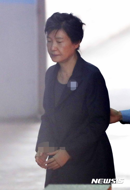 【서울=뉴시스】고범준 기자 = 박근혜 전 대통령이 10일 오전 서울 서초구 서울중앙지방법원에서 열린 '국정농단 사건 78차' 공판에 출석하기 위해 호송차에서 내려 법정으로 들어가고 있다. 2017.10.10. bjko@newsis.com