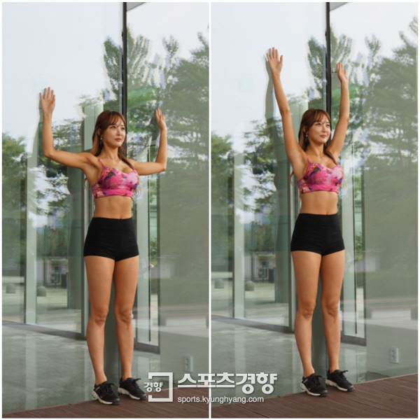 김시아 선수가 27일 서울 중구 정동에 위치한 경향신문사에서 명절증후군을 예방하는 운동법을 시연하고 있다. 김시아 선수는 지난 23일 서울 광진구 자양동 건국대학교 새천년관에서 열린 <머슬마니아 피트니스 코리아 챔피언십>에 출전해 ‘머슬마니아의 꽃’으로 불리는 미즈비키니 종목 그랑프리를 차지했다. /이선명 기자 57km@kyunghyang.com