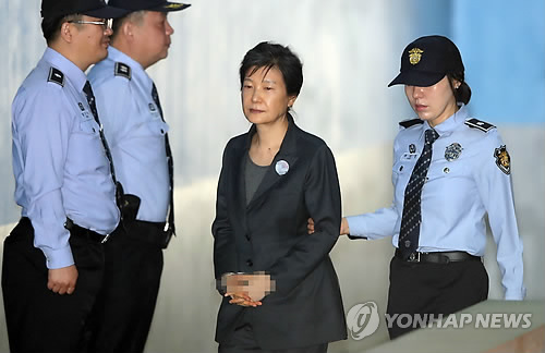 (서울=연합뉴스) 임헌정 기자 = 구속 만기를 엿새 앞둔 박근혜 전 대통령이 10일 오전 서울 서초구 서울중앙지법에서 열린 속행공판에 출석하기 위해 호송차에서 내려 법정으로 향하고 있다. 중앙지법 형사합의22부는 이날 박 전 대통령의 구속 기간을 연장할지, 기간 만료에 따라 석방할지 여부를 심리한다. 박 전 대통령의 구속 기간은 오는 16일 24시에 끝난다.       kane@yna.co.kr
