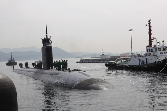 미 해군의 LA급 잠수함 투산함(SSN 770)이 지난 7일 진해 해군기지에 입항하고 있다. 이 잠수함은 11일 오후 진해를 떠나 작전에 투입됐다. [사진 미 태평양사령부]