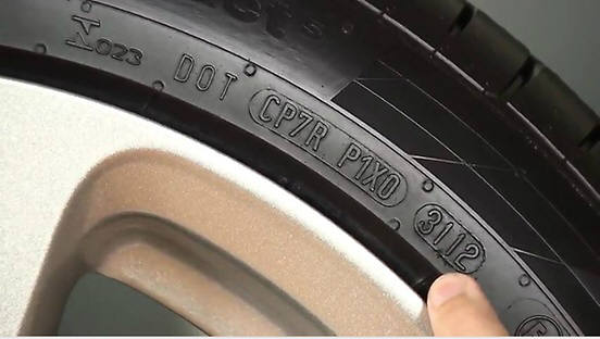 타이어 측면에 표기된 DOT 정보.