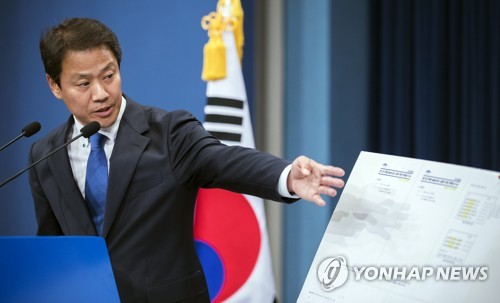 (서울=연합뉴스) 배재만 기자 = 임종석 비서실장이 12일 오후 청와대 춘추관에서 브리핑을 하고 있다. 임 실장은 박근혜 정부 당시 청와대가 세월호 사고 당일 박 전 대통령에게 사고에 대한 최초 보고를 받은 시점을 사후 조작한 정황이 담긴 보고서 파일을 발견했다고 밝혔다. 또 사고 이후 청와대가 국가 위기관리의 컨트롤타워를 청와대에서 안전행정부로 바꾸는 등 국가위기관리 기본지침을 불법 변경한 자료도 발견했다고 말했다. 2017.10.12  scoop@yna.co.kr  (끝)