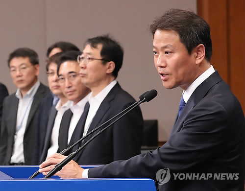 (서울=연합뉴스) 배재만 기자 = 임종석 대통령 비서실장이 12일 오후 청와대 춘추관에서 박근혜 정부 세월호 사고일지 사후조작 관련 브리핑을 하고 있다. 2017.10.12 scoop@yna.co.kr