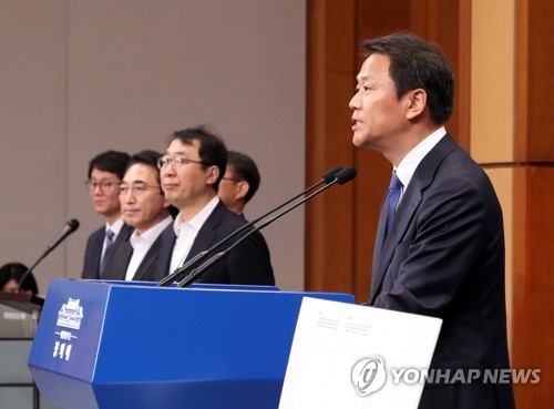 (서울=연합뉴스) 배재만 기자 = 임종석 청와대 비서실장이 12일 오후 청와대 춘추관에서 "박근혜 정부에서 세월호 사고 당시 상황보고일지 등이 사후 조작됐다"는 내용의 브리핑을 하고 있다.     scoop@yna.co.kr