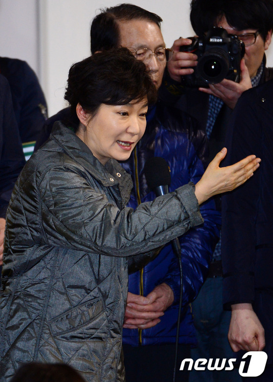 전남 진도군 관매도 인근 해상에서 침몰한 여객선 세월호 사고 이틀째인 2014년 4월17일 오후 실종자 가족들이 모여있는 진도실내체육관 현장을 찾은 박근혜 전 대통령. 2014.4.17/뉴스1
