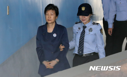 【서울=뉴시스】김선웅 기자 = 박근혜 전 대통령이 13일 오전 서울 서초구 서울중앙지방법원에서 열린 국정농단 사건 80차 공판에 출석하고 있다. 16일 자정까지인 박근혜 전 대통령에 대한 구속기간의 연장 여부는 이날 결정된다. 2017.10.13. mangusta@newsis.com