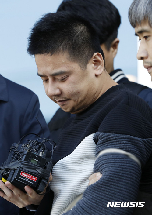 【서울=뉴시스】최동준 기자 = 여중생을 살해하고 사체를 유기한 혐의를 받고 있는 '어금니아빠' 이영학 씨가 13일 오전 서울 중랑경찰서에서 검찰로 송치되고 있다. 2017.10.13. photocdj@newsis.com