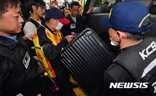 【서울=뉴시스】추상철 기자 = 여중생 딸 친구 살해· 시신 유기 사건의 피의자 '어금니 아빠' 이모씨에 대한 현장검증이 실시된 11일 오전 서울 중랑구 사건현장에서 이씨가 당시 상황을 재연하고 있다. 2017.10.11. photo@newsis.com