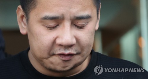 (서울=연합뉴스) 김도훈 기자 = 여중생 살인 및 사체유기 사건 피의자인 이영학이 13일 오전 서울 중랑경찰서에서 검찰로 송치되고 있다. 2017.10.13      superdoo82@yna.co.kr