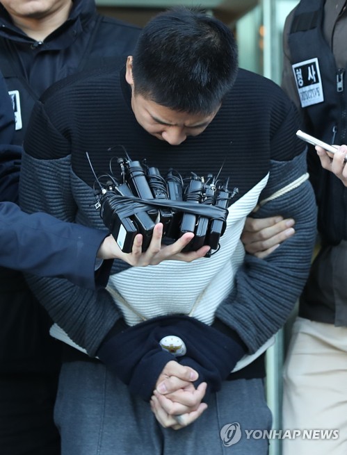 (서울=연합뉴스) 김도훈 기자 = 여중생 살인 및 사체유기 사건 피의자인 이영학이 13일 오전 서울 중랑경찰서에서 검찰로 송치되기 전 유가족을 향해 허리 숙여 사죄 인사를 하고 있다. 2017.10.13      superdoo82@yna.co.kr