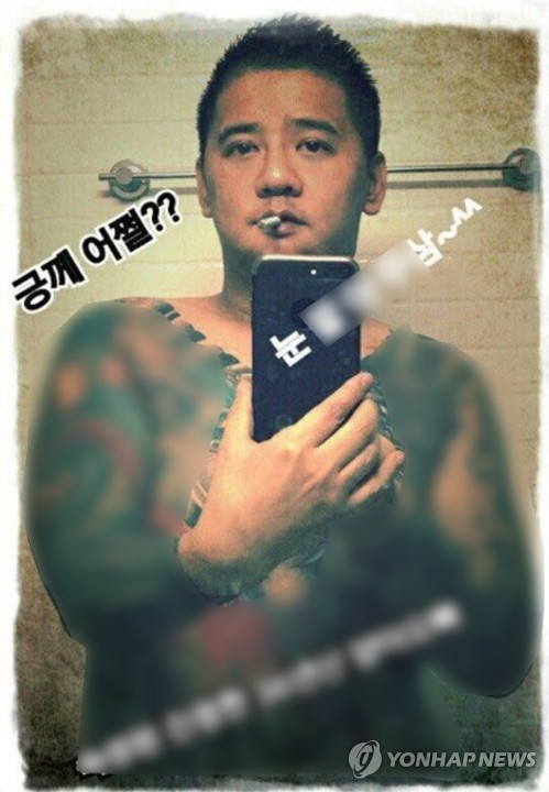 (서울=연합뉴스) '어금니 아빠' 이영학이 문신한 상체를 과시하며 자신의 SNS에 올린 사진.      서울경찰청은 12일 오전 신상공개위원회를 개최해 여중생 살인 및 사체유기 피의자인 이영학(35.구속)에 대한 신상정보를 공개하기로 결정했다.  2017.10.12 [이영학 SNS 캡쳐=연합뉴스]      photo@yna.co.kr