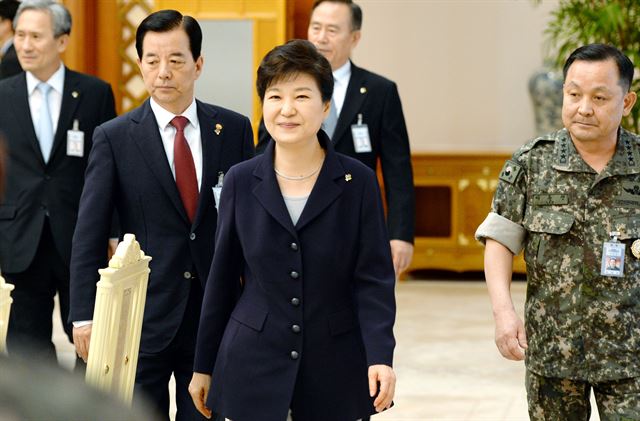 2016년 6월 23일 박 전 대통령이 청와대에서 열린 전군 주요지휘관 격려 오찬을 위해 입장하고 있다. 청와대사진기자단