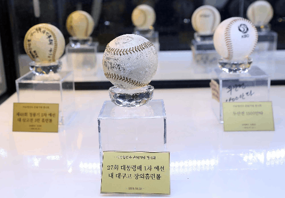 '국민타자' 이승엽 선수의 은퇴를 기념한 전시회가 15일 서울 용산 아이파크백화점에서 개막했다. 전시에 나온 이 선수 가 사용하던 물품과 다양한 기념품, 그리고 개막식에 나온 이 선수 모습. 박종근 기자