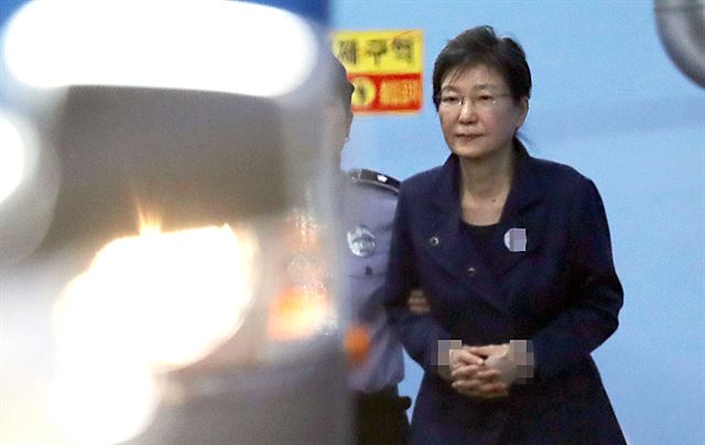 박근혜 전 대통령이 구속 연장 후 첫 공판을 마친 16일 오전 서울중앙지법을 나서고 있다. 연합뉴스