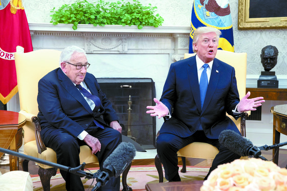 10월 10일 도널드 트럼프 미 대통령이 백악관으로 93세의 헨리 키신저 전 국무장관(왼쪽)을 초청, 외교 정책 자문을 구하기 앞서 기자들에게 설명을 하고 있다.