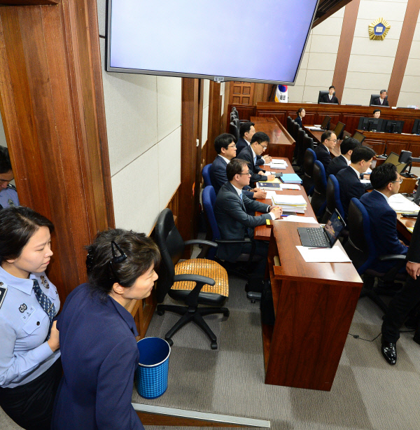 박근혜 전 대통령이 지난 5월23일 서울 서초동 서울중앙지법 417호 대법정에서 열린 첫 공판에 출석하고 있다.  경향신문 자료사진