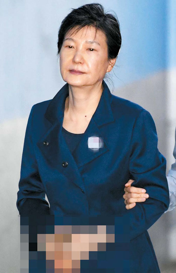 구속 연장 후 첫 공판16일 오전 박근혜 전 대통령이 구속 연장 후 첫 공판에 출석하기 위해 서울 서초동 서울중앙지법에 무거운 표정으로 들어서고 있다. [한주형 기자]