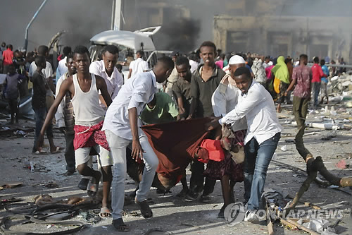 (모가디슈&lt;소말리아&gt; EPA=연합뉴스) 동아프리카 소말리아 수도 모가디슈에서 역사상 최악의 폭탄 테러가 일어나 수백 명의 사상자가 발생했다.     지난 14일(현지시간) 오후 모가디슈 시내 중심부 사파리 호텔 부근에서 트럭을 이용한 차량 폭탄 공격이 일어났으며, 약 2시간 뒤 메디나 지역에서 또 다른 폭탄이 터졌다. 이번 연쇄 폭탄 공격으로 지금까지 231명이 숨졌다고 현지 의료진 말을 인용해 dpa통신이 전했다. 사진은 지난 15일 모가디슈 테러 현장에서 시민들이 희생자의 시신을 옮기는 모습.        bulls@yna.co.kr