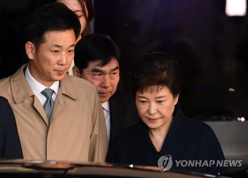 (서울=연합뉴스) 박근혜 전 대통령의 유영하 변호사 등 변호인단 7명이 16일 법원의 추가 구속영장 발부에 대한 항의성 표시로 전원 사임계를 재판부에 제출했다. 재판부는 변호인단 없이는 사실상 재판을 정상적으로 진행할 수 없는 만큼 사임 의사를 재고해달라고 요청했다.      재판부는 박 전 대통령 측 변호인단이 일단 전원 사임계를 제출한 만큼 17일 예정한 재판은 열지 않고, 사임 의사 재고를 당부한 뒤 일단 다음 재판은 19일에 진행하기로 했다.         사진은 지난 3월 22일 박근혜 전 대통령과 유영하 변호사(왼쪽)가 서울 서초동 서울중앙지검에서 조사를 받은 뒤 함께 검찰청사를 나서는 모습.  [연합뉴스 자료사진]     photo@yna.co.kr