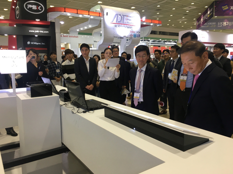 박성욱 SK하이닉스 부회장이 17일 코엑스에서 열린 반도체대전에서 전시 부스를 둘러보고 있다. / 이다비 기자