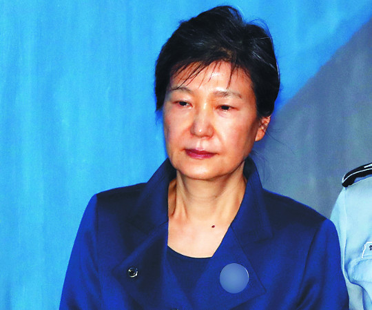 박근혜 전 대통령이 초췌한 모습으로 16일 오전 서울 서초구 서울중앙지법에 들어서고 있다. 지난 13일 구속기간 연장이 결정된 후 첫 공판이었다. 뉴시스