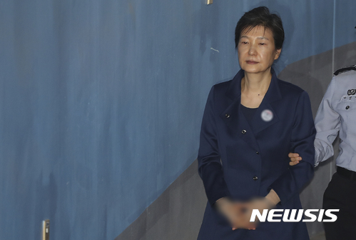 【서울=뉴시스】 최진석 기자 =  박근혜 전 대통령이 16일 오전 서초구 서울중앙지법으로 구속 연장 후 처음으로 열린 80차 공판에 출석하고 있다. 2017.10.16.  myjs@newsis.com