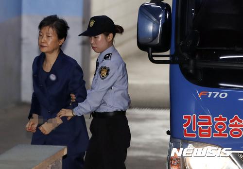 【서울=뉴시스】최진석 기자 = 박근혜 전 대통령이 16일 오전 서초구 서울중앙지법으로 구속 연장 후 처음으로 열린 80차 공판에 출석하고 있다. 2017.10.16.  myjs@newsis.com