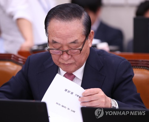 (서울=연합뉴스) 김도훈 기자 = 자유한국당 서청원 의원이 지난 12일 오전 국회에서 열린 외교부·한국국제협력단·한국국제교류재단·재외동포재단 등에 대한 국회 외교통일위원회의 국정감사에 참석해 피감 기관 업무보고를 듣고 있다.     superdoo82@yna.co.kr