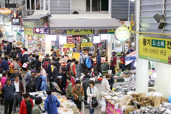 한해 60만~70만 명이 방문하는 정선아리랑시장. 오일장이 열리는 날 저잣거리는 더욱 북적인다.